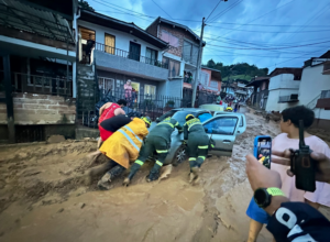 Heavy Rains Cause Flash Floods in Medellín: Emergency Crews and DAGRD Remain on High Alert
