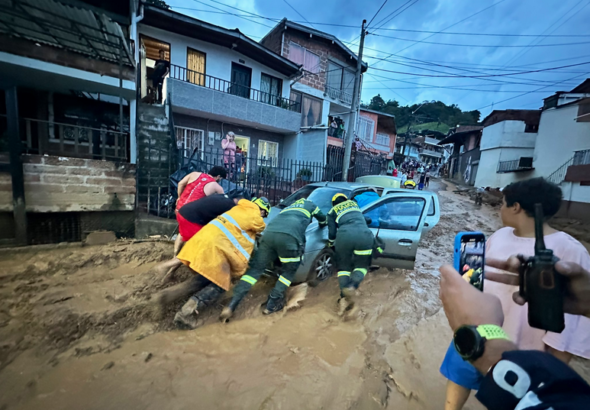 Heavy Rains Cause Flash Floods in Medellín: Emergency Crews and DAGRD Remain on High Alert